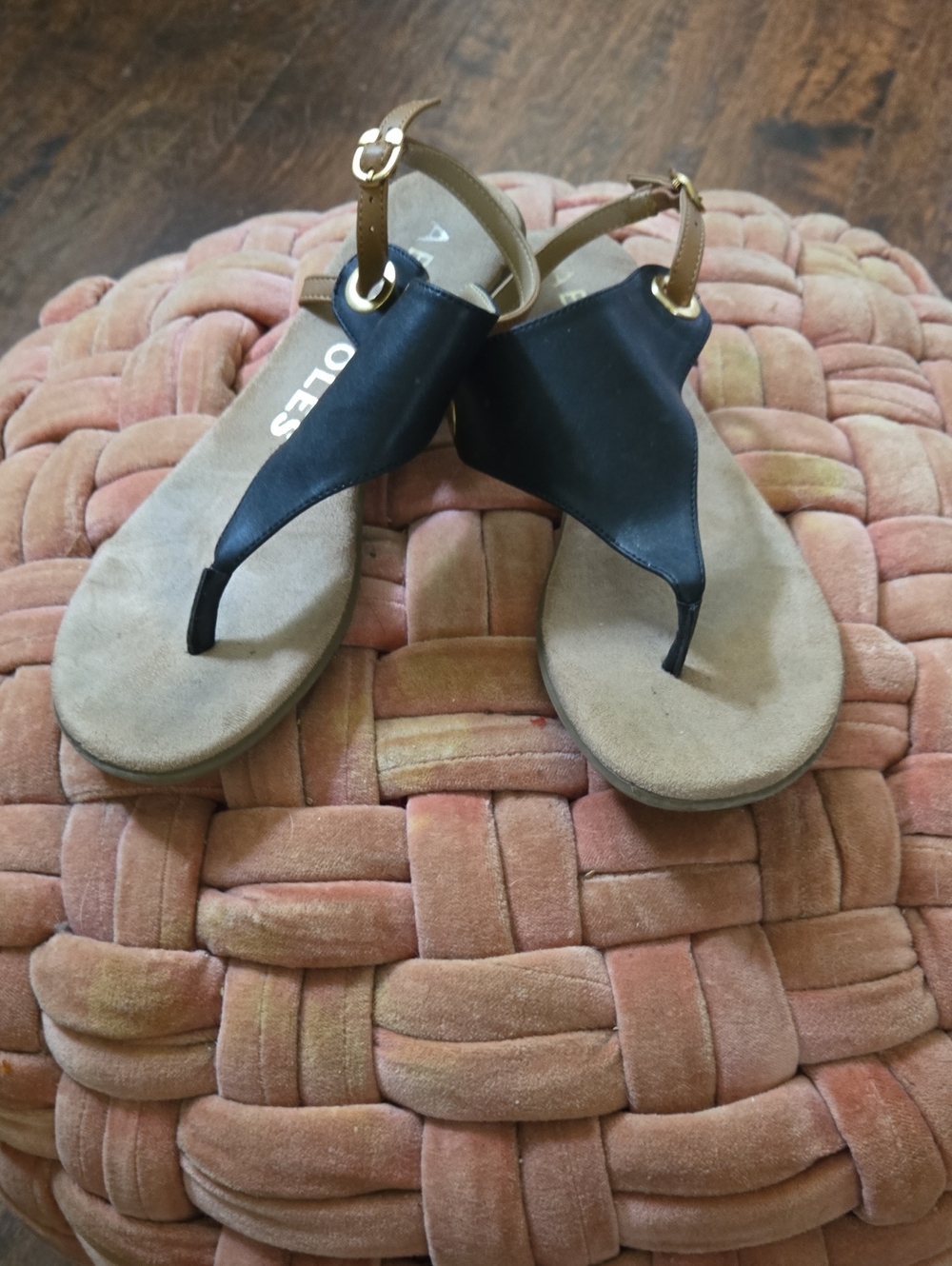 AEROSOLES Black and Tan Leather Thong Sandals